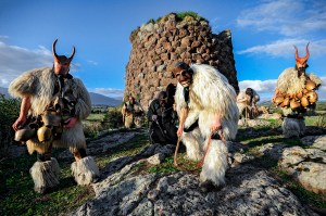 Mensen in outfits tijdens carnaval op Sardinië