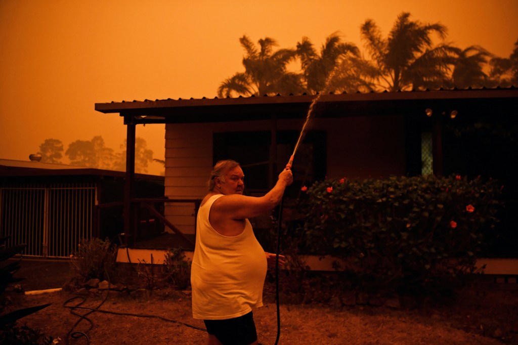 Man in Australië tijdens een bosbrand