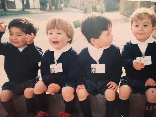 Quattro gemelli in uniforme scolastica