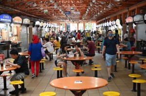 Suasana di dalam Maxwell Food Centre yang menyediakan berbagai pilihan makanan kaki lima di Singapura. Foto: Roslan Rahman, AFP