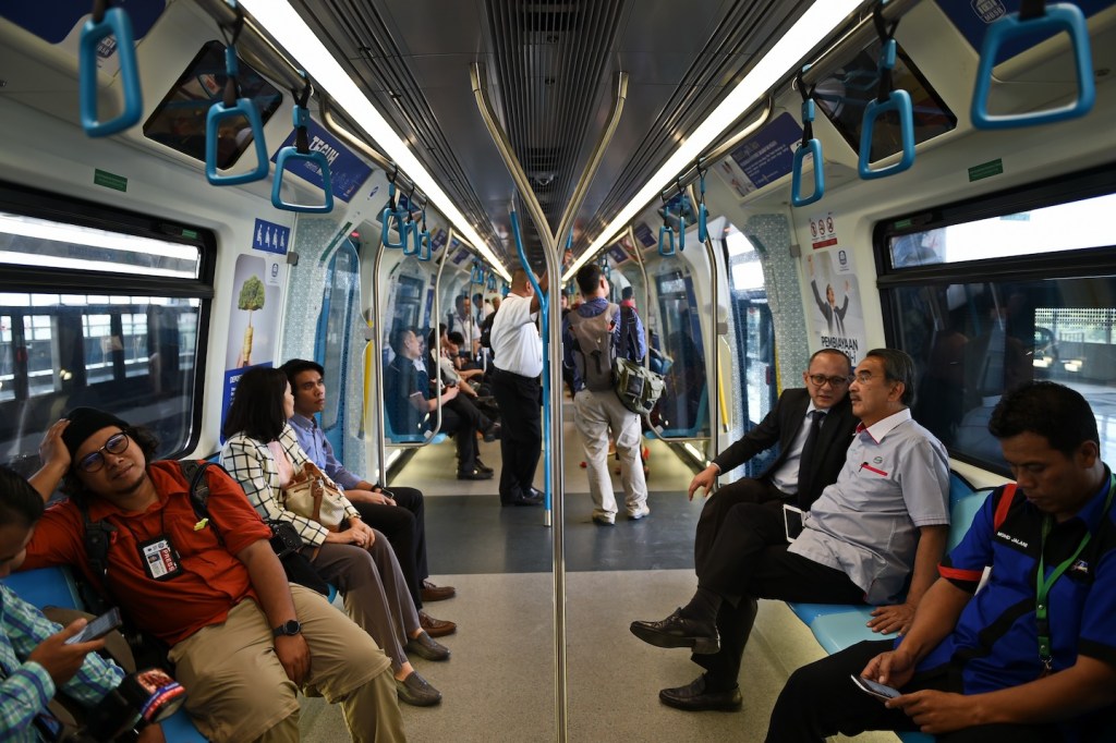 malaysia-train-mrt-traffic-public-transportation-problem