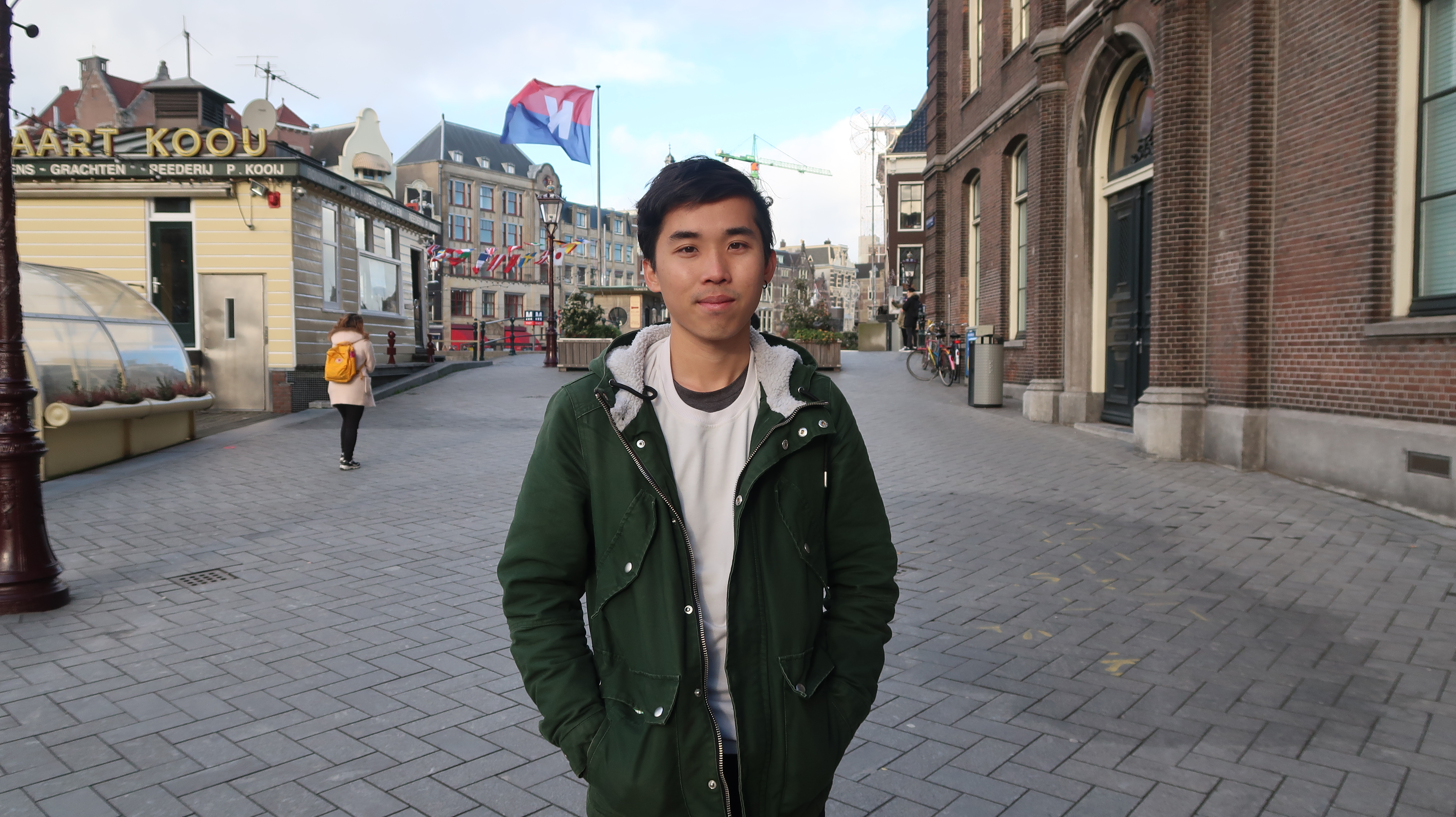 Una foto de un joven en las calles de Holanda.