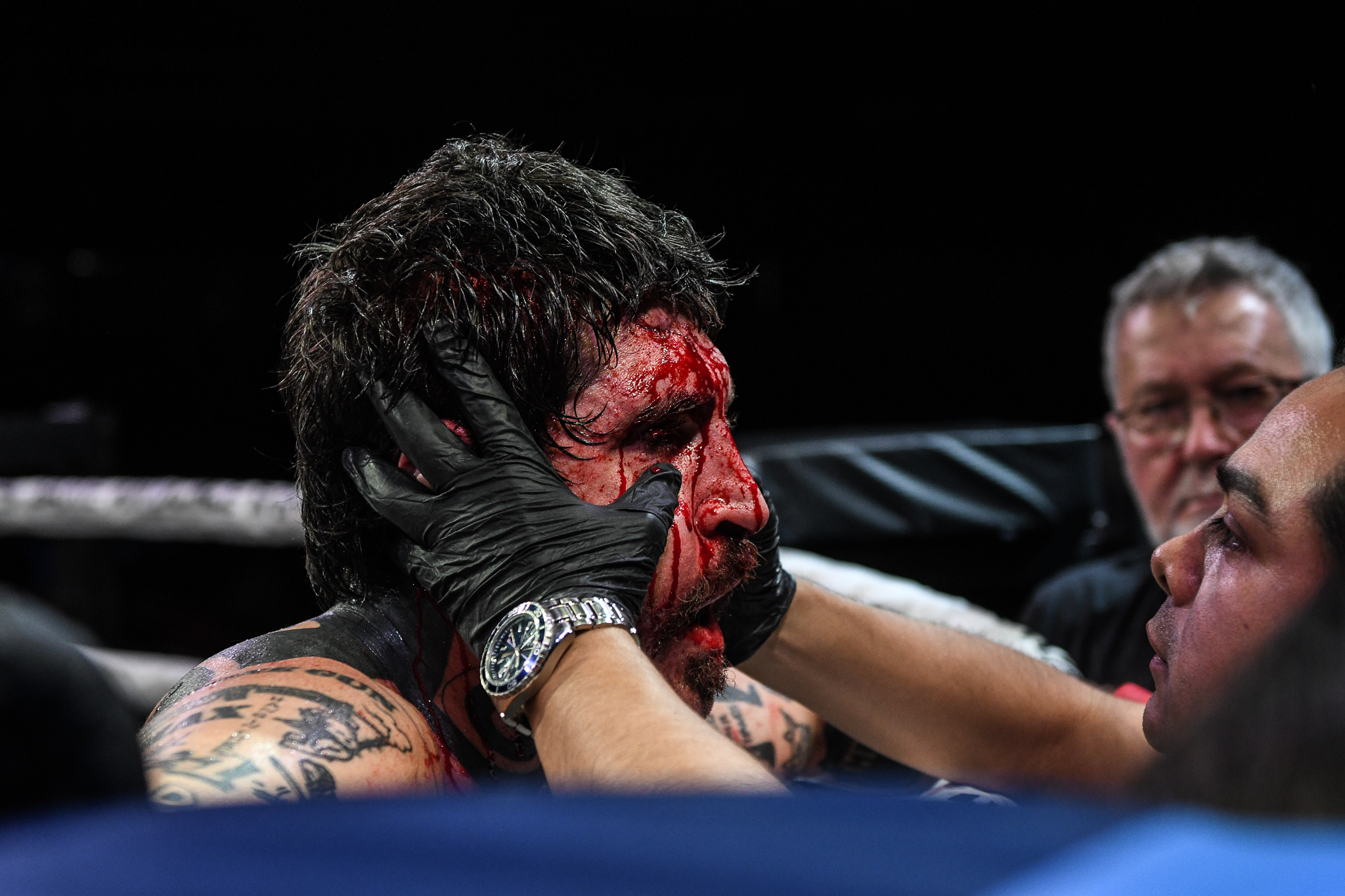 EL MOMENTO EN EL QUE GARIJO TIRÓ LA TOALLA DESPUÉS DE SU ÚLTIMO COMBATE A PUÑO LIMPIO. FOTO: PHIL LAMBERT