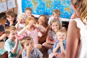 Kinderen kijken naar een kleuterjuf