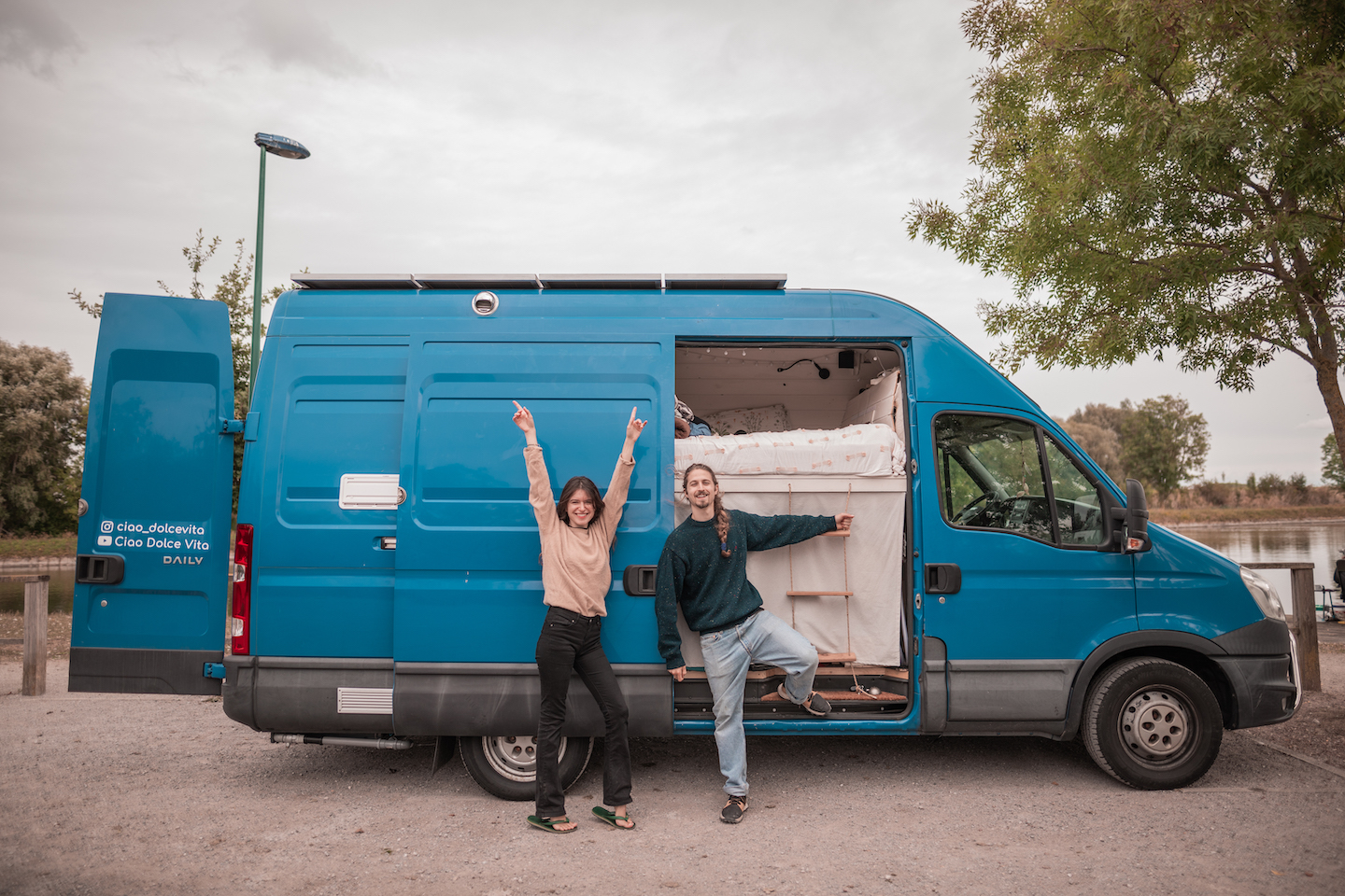 Bianca et Andrea devant leur van, en France.