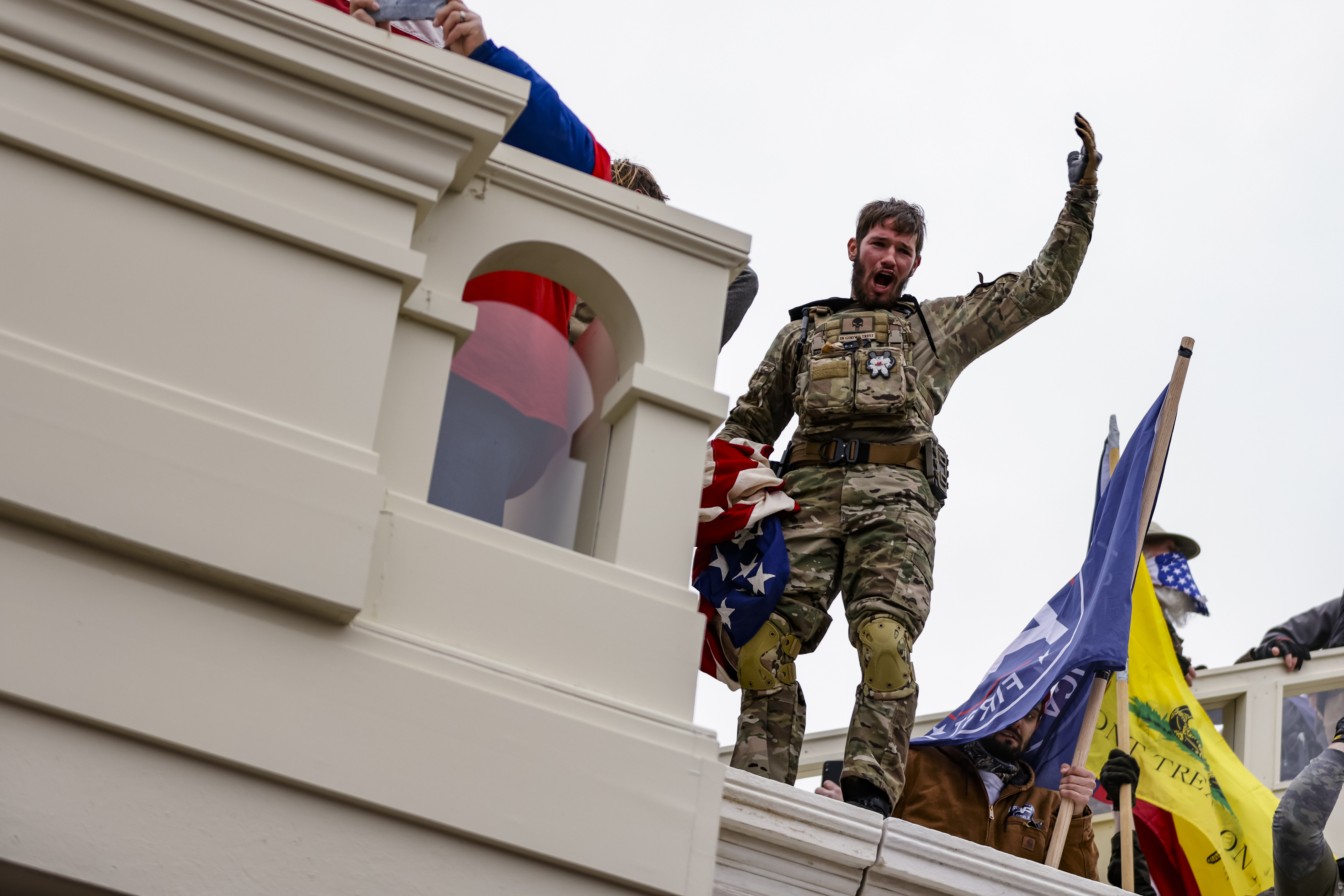 Ein Mann in Tarnanzug auf dem Kapitol in Washington