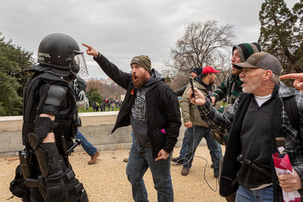 U.S. Capitol Police retreat from Capitol grounds. (Photo by Michael Nigro/Sipa USA)(Sipa via AP Images)​