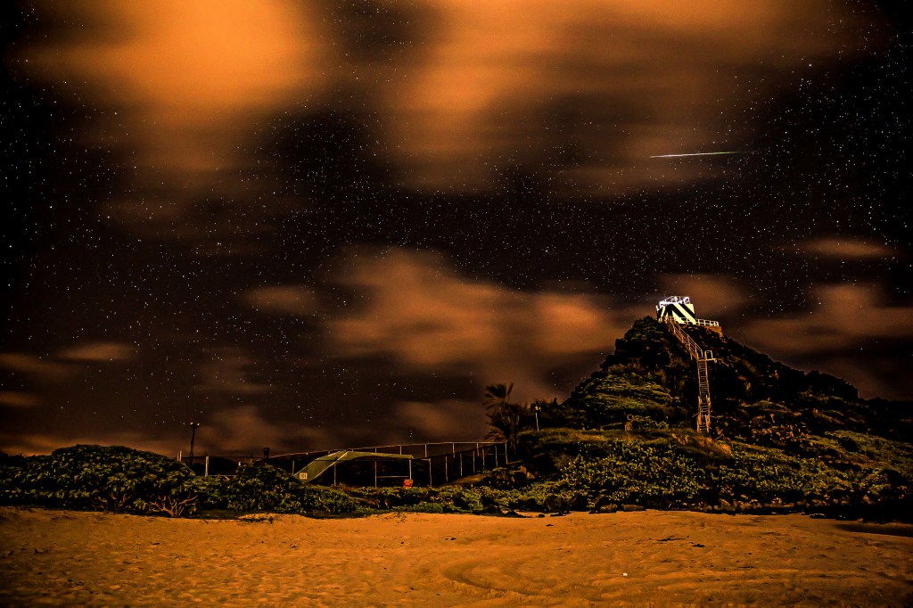 UFO Warna Biru Mondar-Mandir di Langit Hawaii, Diselidiki Aparat