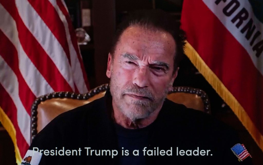 Arnold Schwarzenegger blickt in die Kamera eines Videos das er nach der Erstürmung des Kapitols als Reaktion aufgenommen hat