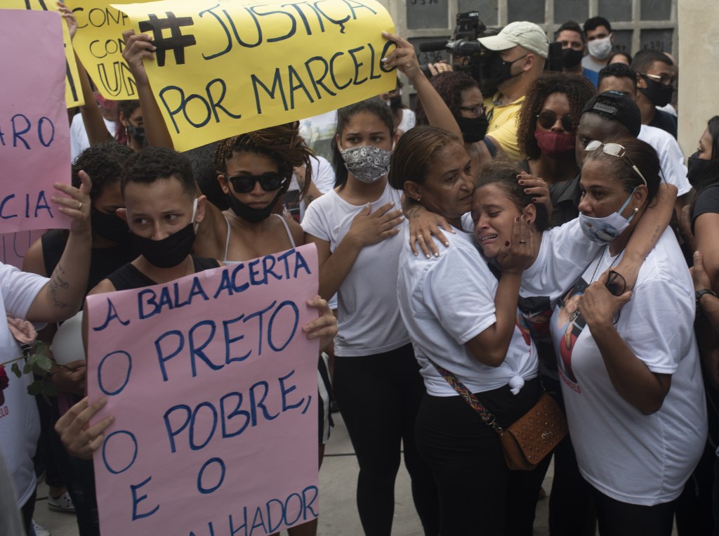 Family and relatives of Marcelo Guimaraes he is buried in Inhauma Cemetery in Rio De Janeiro, Brazil on the 5th of January, 2021. The family accuses the military police of shooting him  Photo: Fabio Teixeira/Anadolu Agency via Getty Images​