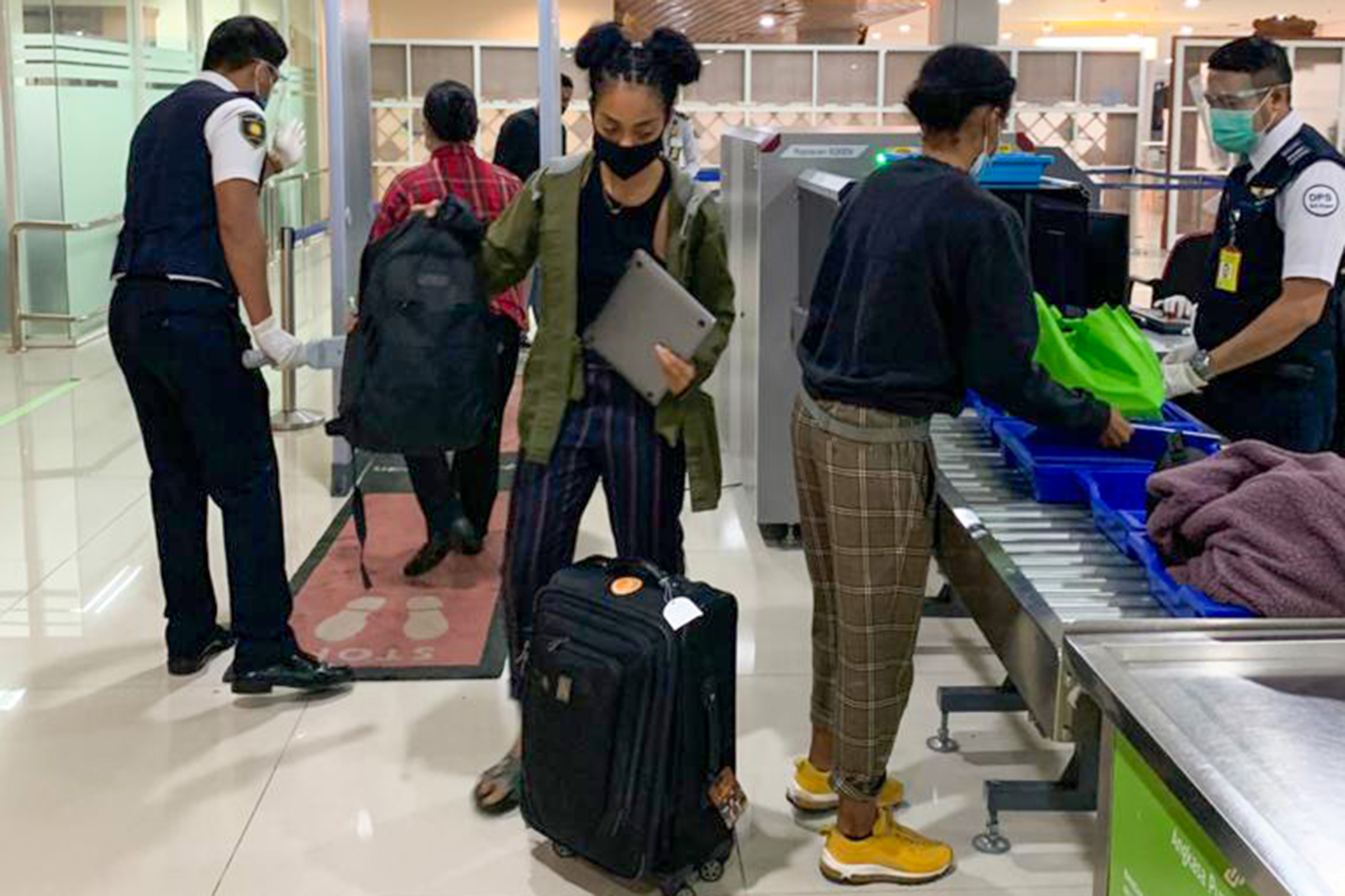 Kristen Gray prepares to leave Bali at the airport in Denpasar. (PHOTO: AFP / MINISTRY OF LAW AND HUMAN RIGHTS)