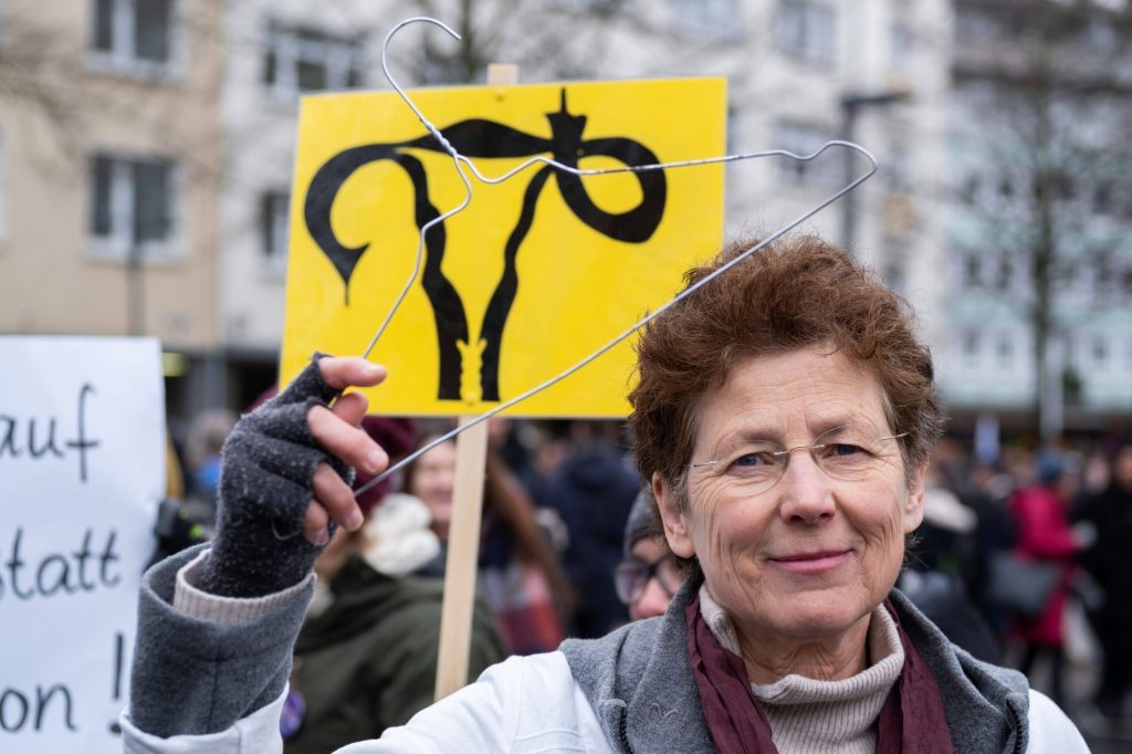 Kristina Hänel, eine Ärztin die für legalen Schwangerschaftsabbruch kämpft,hält