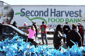 Tumpukan besek makanan di depan truk Second Harvest Food Bank