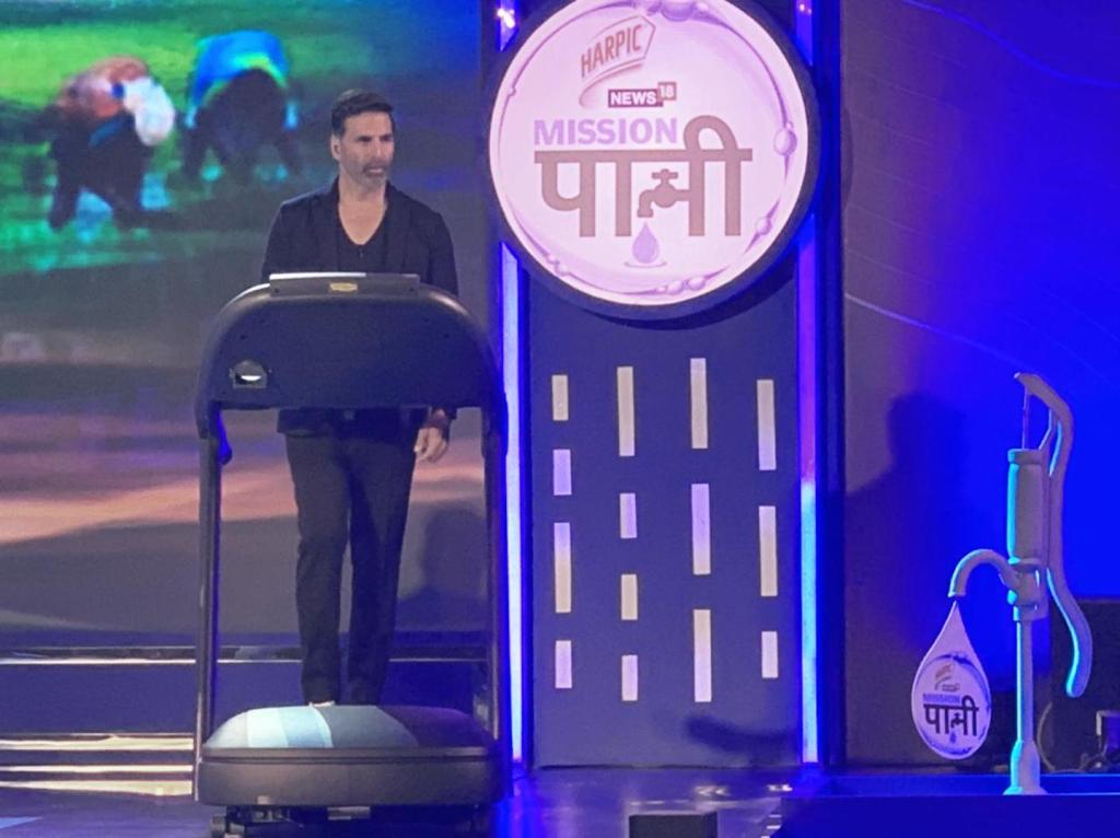 akshay kumar walks on treadmill at a show about india's water crisis