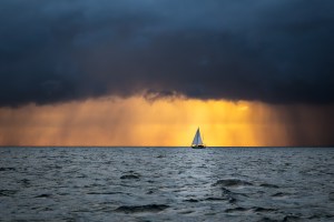 Kapal di tengah laut