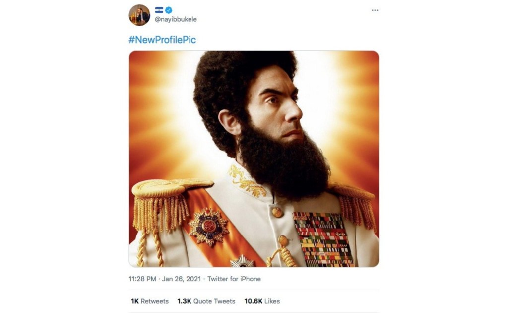 El 26 de enero, el presidente de El Salvador, Nayib Bukele, de 39 años, cambió brevemente su foto de perfil a una imagen de Sacha Baron Cohen de la película El dictador. Foto de la cuenta de Twitter de Bukele.