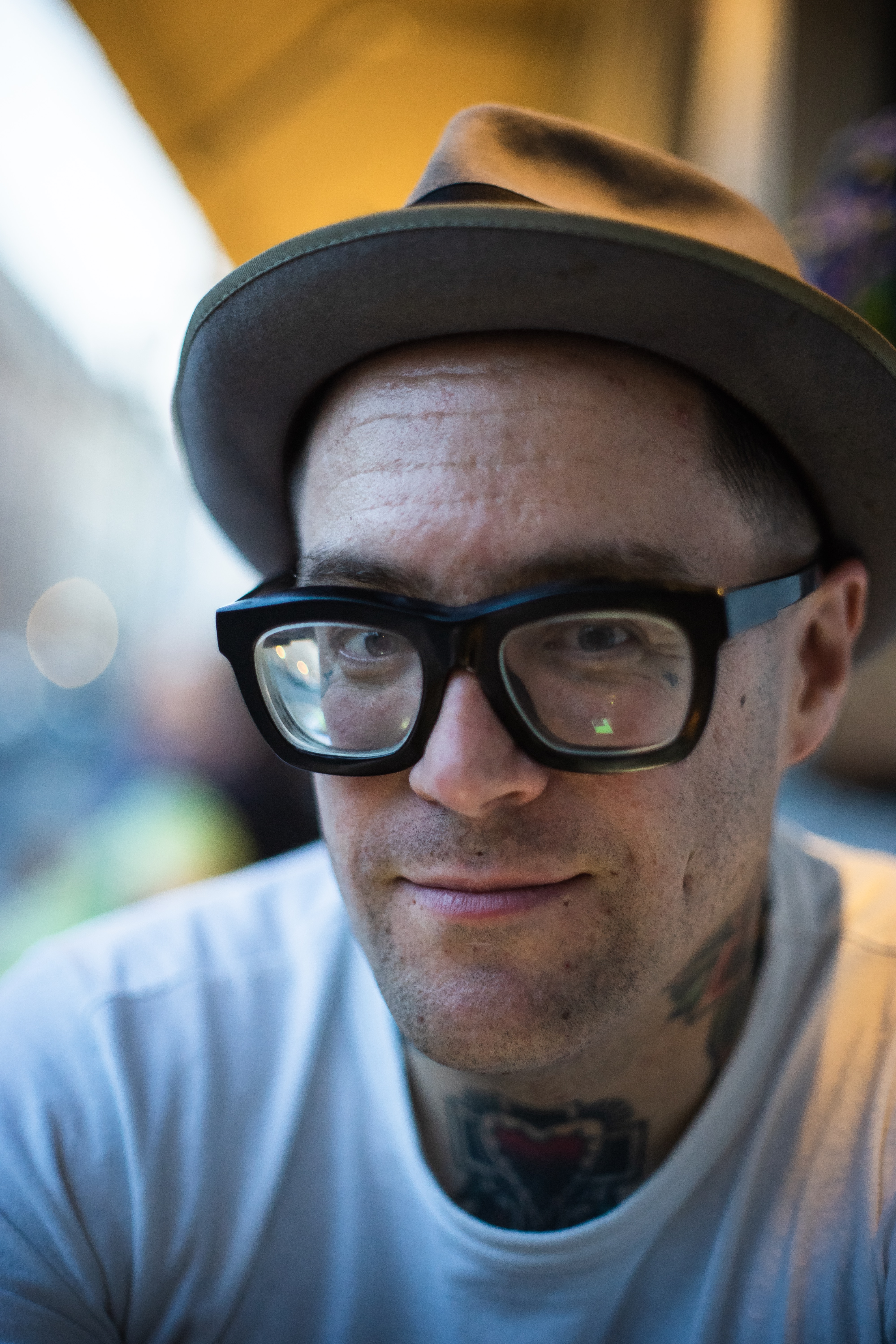 Dr. Matt Lodder, ein Mann mit dicker Brille und vielen Tattoos