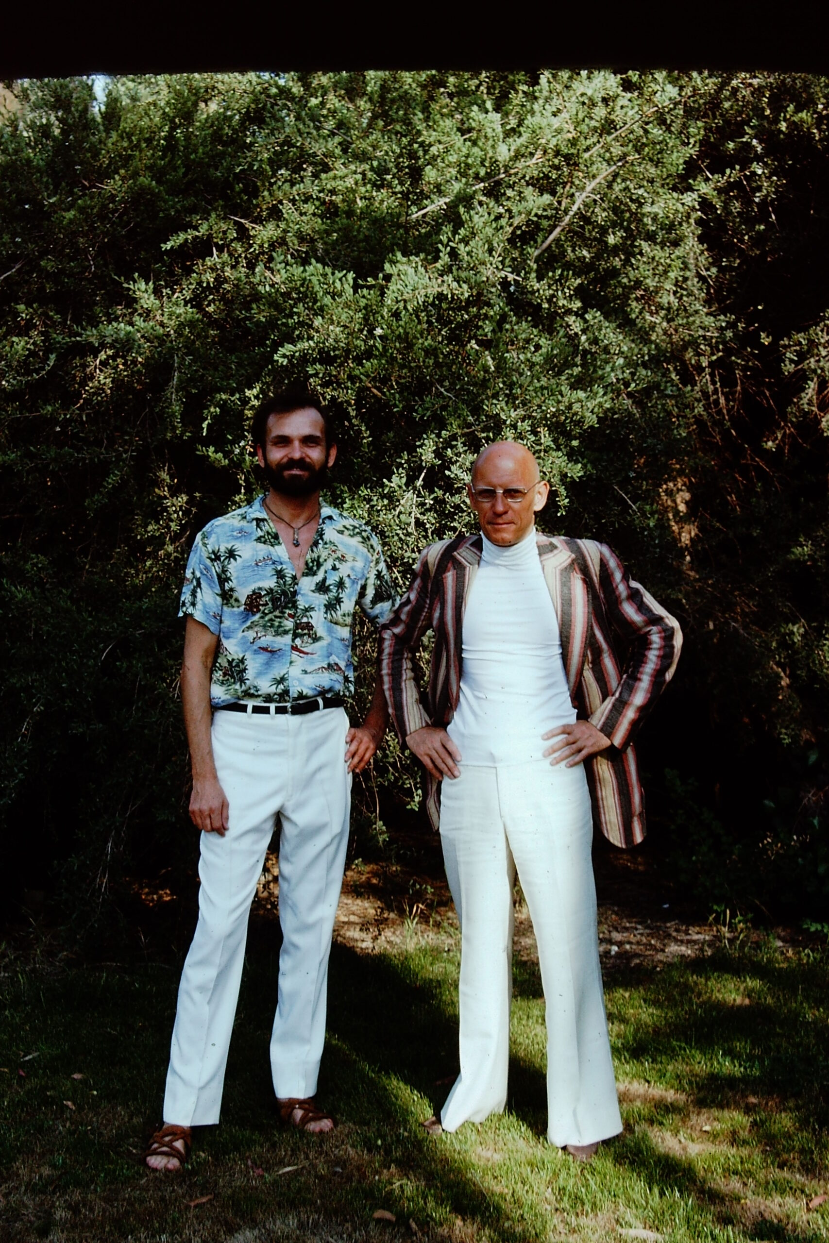 Michel Foucault et Simeon Wade à Claremont en mai 1975. Photo de Wade