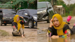 Warga Tanjung Bintang Lampung kritik jalan rusak lewat sesi foto mandi lumpur