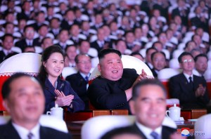 Pemimpin Korea Utara Kim Jong-un dan istri Ri Sol-ju menghadiri perayaan hari kelahiran mendiang Kim Jong-il di teater seni Mansudae, Pyongyang, Korea Utara. Foto: STR / AFP / KCNA via KNS.