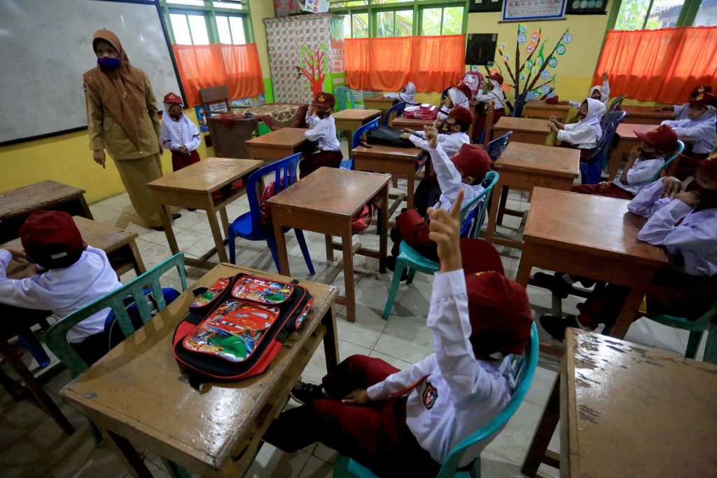 Wali Kota di Sumbar Tolak Patuhi SKB 3 Menteri soal Atribut Agama Seragam Pelajar Sekolah negeri