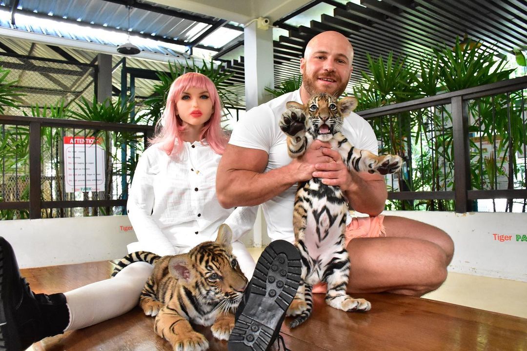 Ein Mann und seine Sexpuppe mit echten Tigerbabys