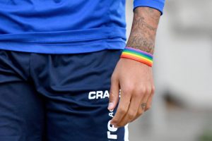 Ein Fußballspieler trainiert mit Regenbogenbändchen um ein Zeichen gegen Homofeindlichkeit zu setzen