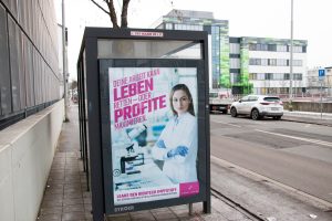 Das Plakat des Kunstkollektivs Peng!, auf gehängt in Mainz, das BioNTech-Mitarbeiter dazu auffordert