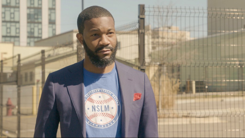 mayor birmingham Randall Woodfin talks to Amazon warehouse workers