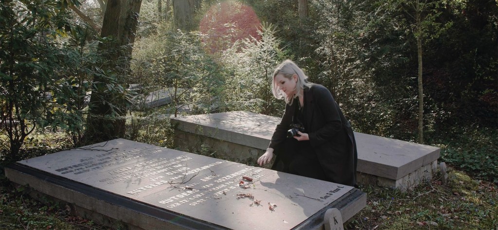 Deathfluencer Claudia Crobatia visits a grave