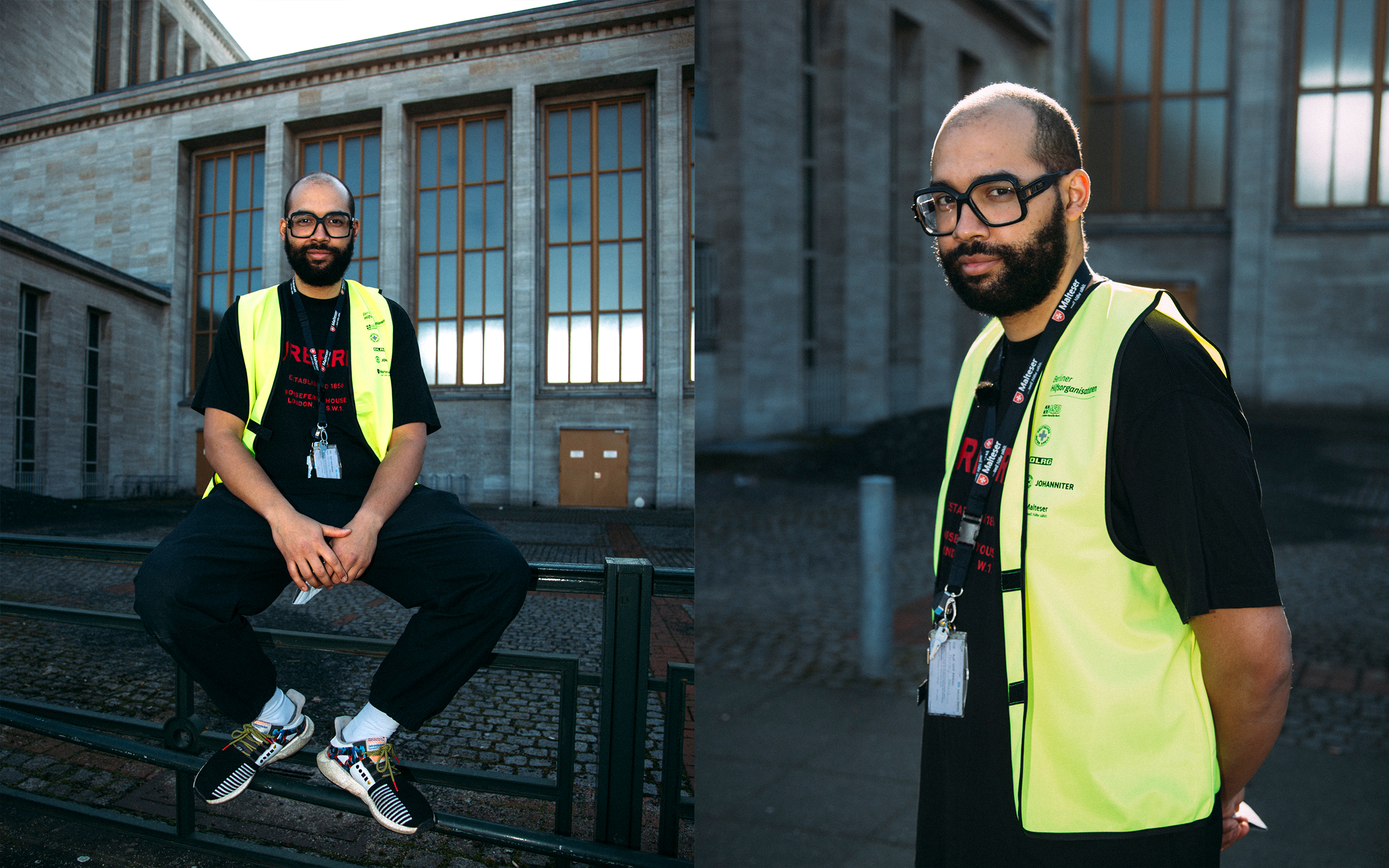 Impfhelfer Marley sitzt vor dem Impfzentrum in Berlin