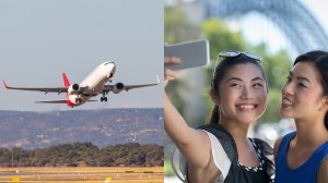 qantas plane selfie harbour bridge