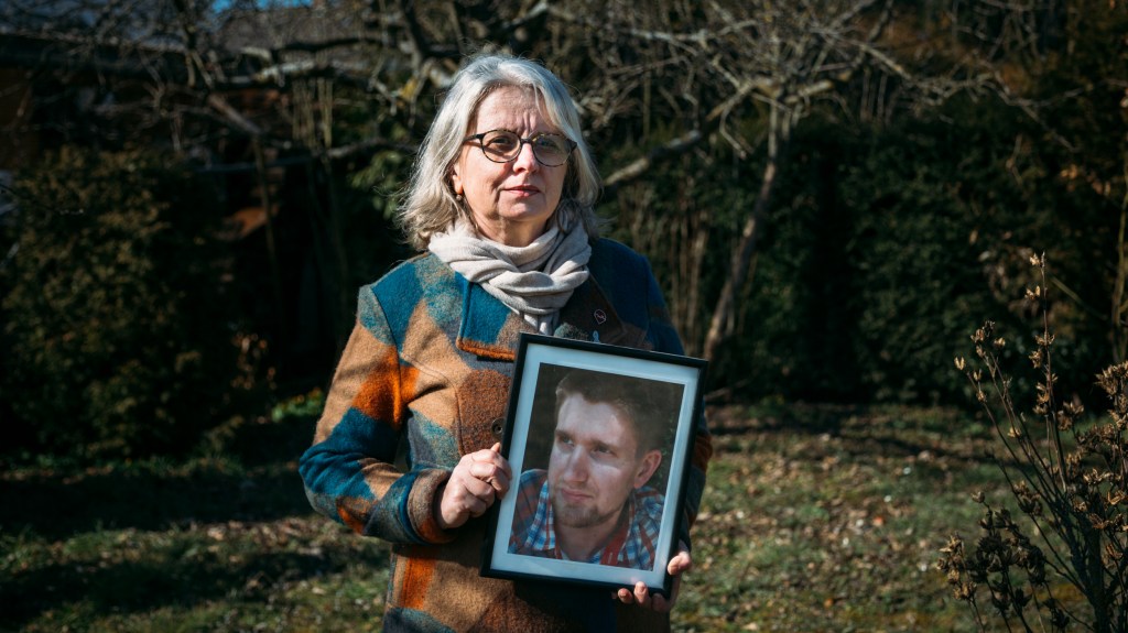 Petra Schulz hält ein Foto ihres Sohns Danny, der mit 25 an einer Überdosis Fentanyl starb