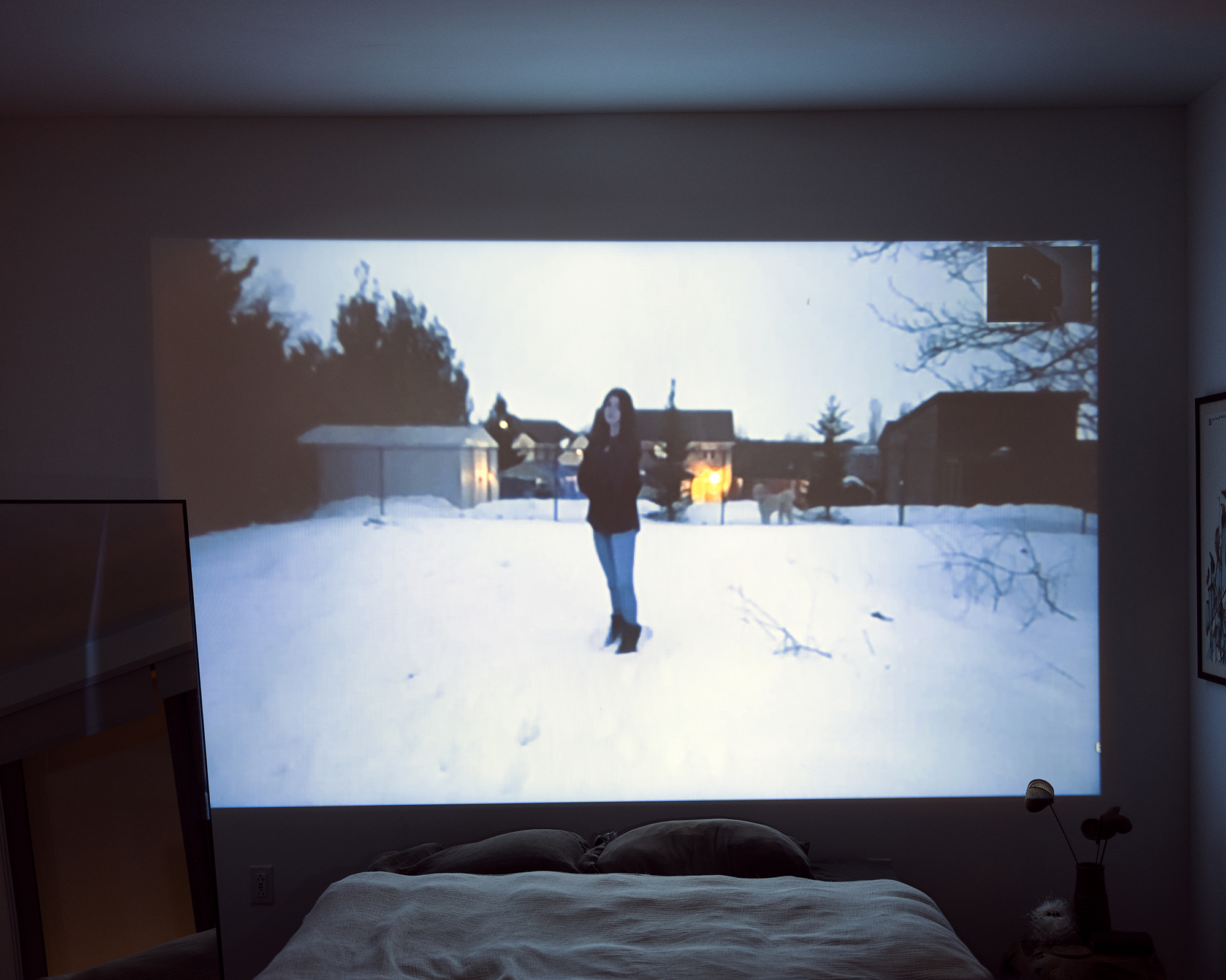 Foto von einer jungen Frau draußen im Schnee vor einem Haus