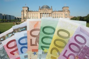 Euro-Scheine vor dem Reichstag. Ulrich Müller von LobbyControl erzählt Vice, wie man Korruption im Bundestag erschweren könnte