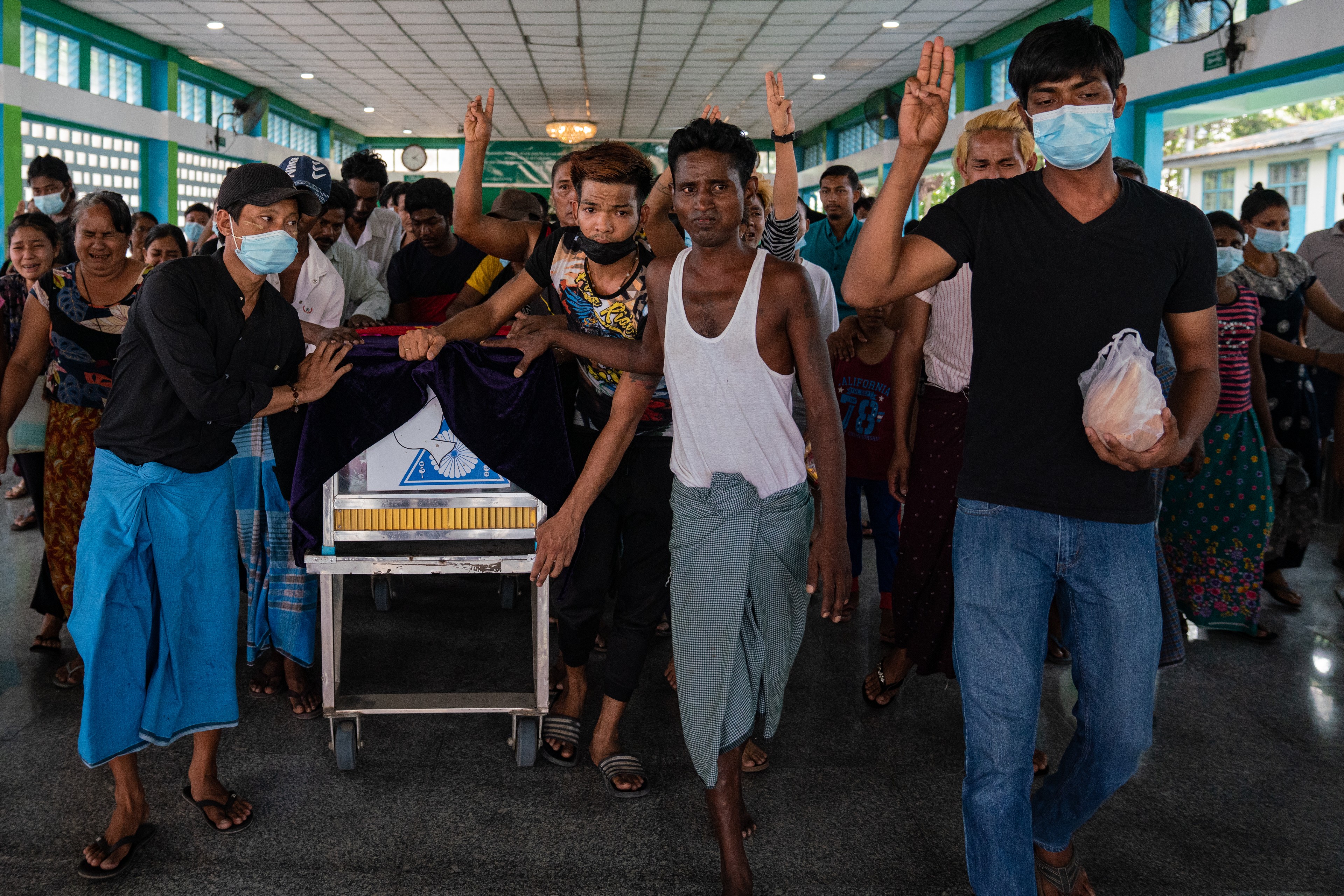 05. Family and friends carrying the coffins of Sai Wai Yan3 (1).jpg