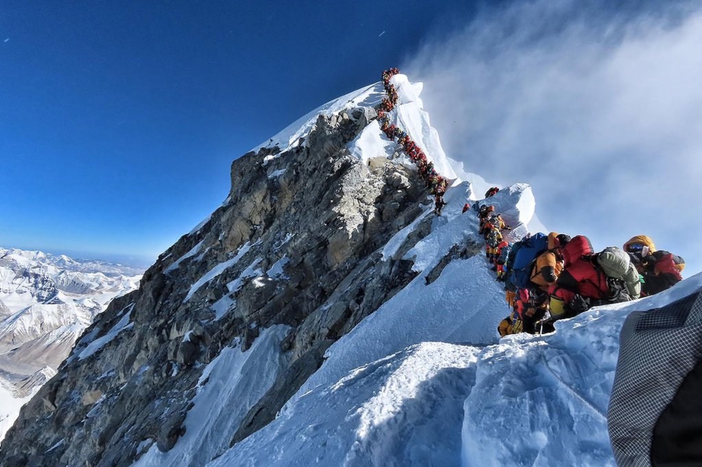 Antrean pendaki di sepanjang jalur menuju puncak Gunung Everest pada 2019.