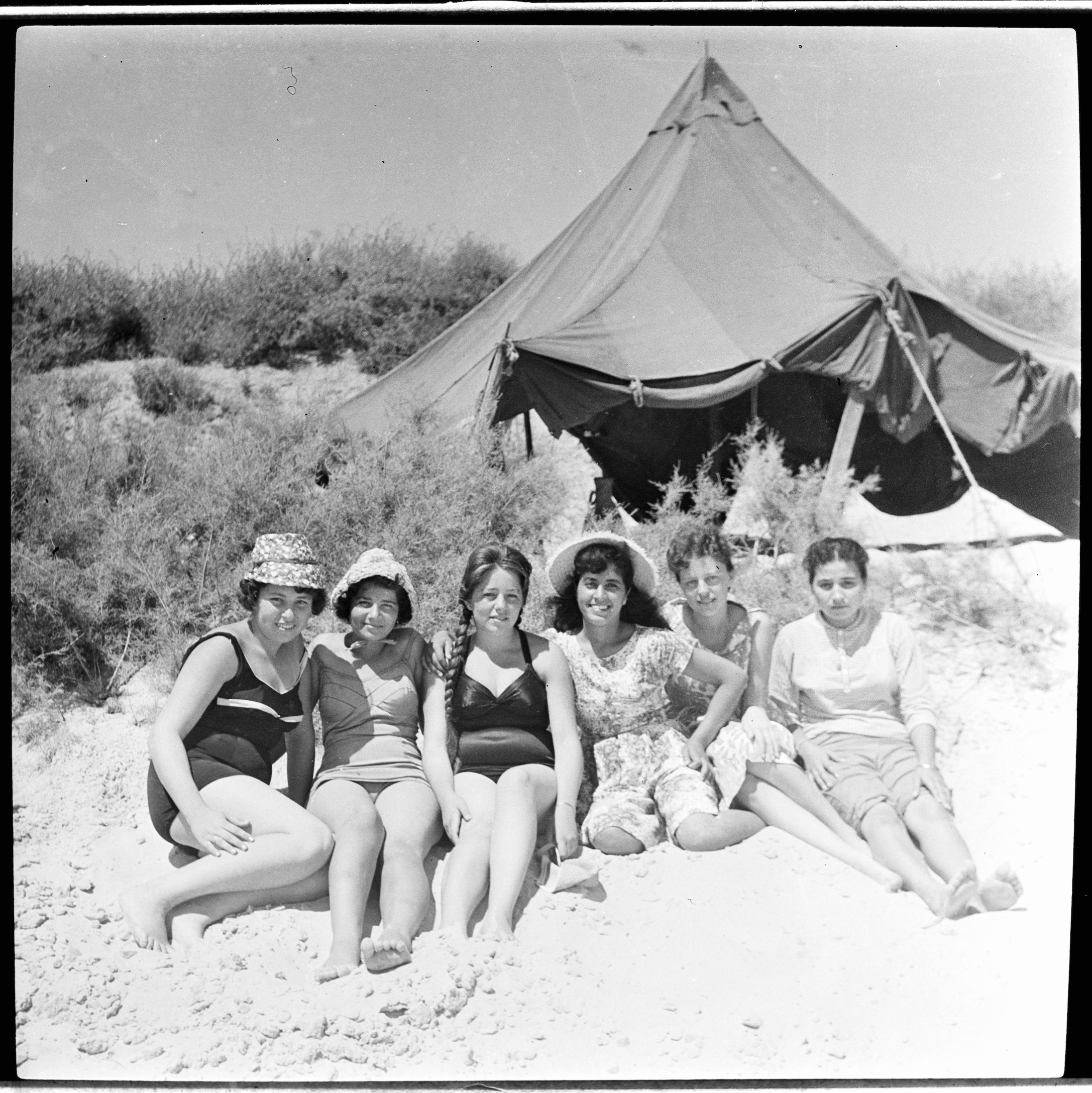 Gruppenfoto mit Frauen am Strand