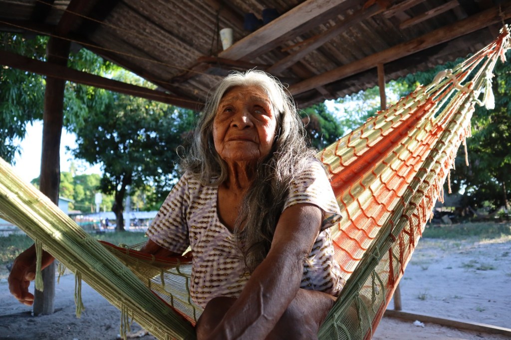 Angélica Kamuntsi, una de los cinco ancianos manoki supervivientes que todavía hablan la lengua tribal.