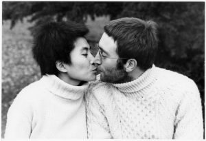 Yoko Ono dan John Lennon berciuman