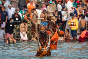 Ritual mandi bersama dalam festival Kumbh Mela pada 12 April 2021.