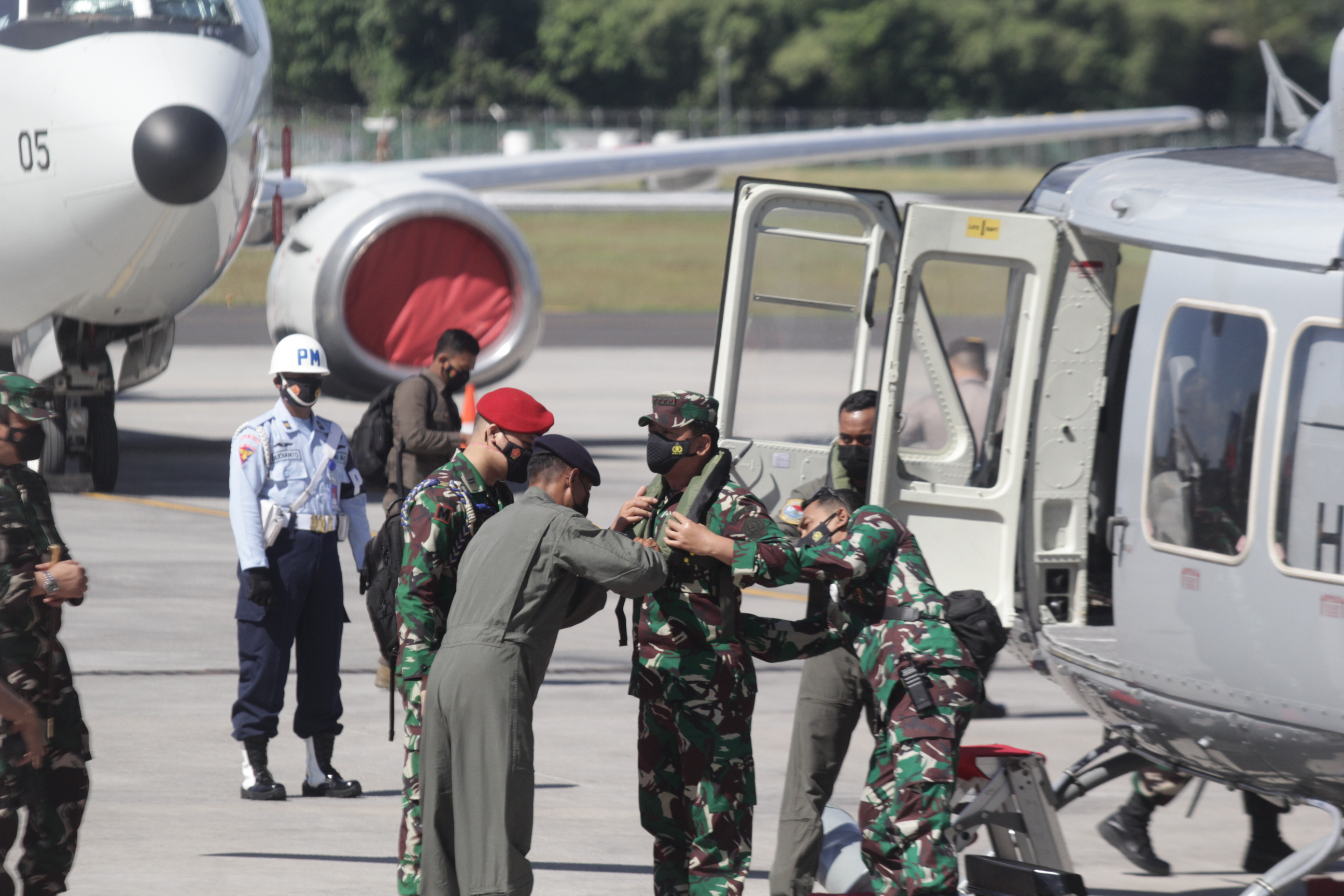 Indonesian soldiers board helicopter en route to rescue mission