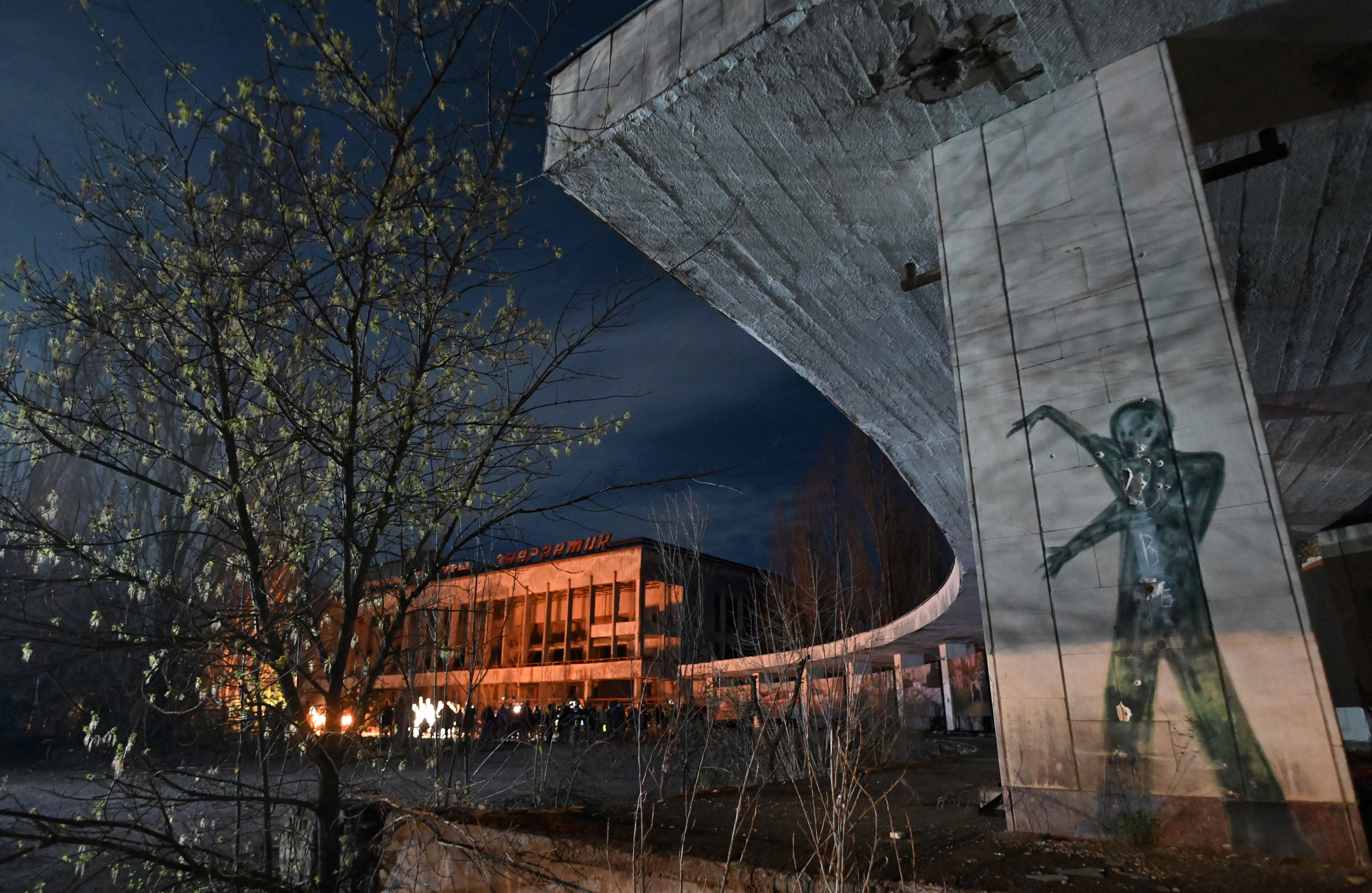 People gather on the central square of the ghost town of Pripyat near the Chernobyl Nuclear Power Plant early on April 26, 2021, to commemorate the 35th anniversary of the Chernobyl nuclear disaster. Photo: Genya SAVILOV / AFP