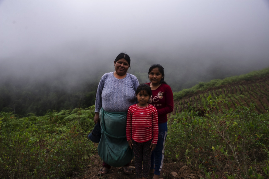 Najhely Bustamante junto a su madre, Viviana Delgado, y su hermana menor en sus cocales.