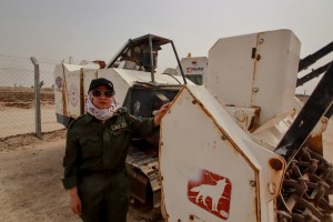 femei irak armament explozibil