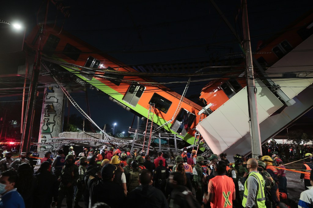 Colapso de paso elevado del metro de la Ciudad de México mata a 23 personas