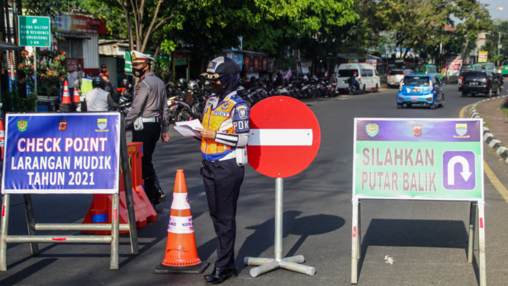 Cara warga akali larangan mudik 2021 dengan sembunyi di truk sayur hingga pakai travel gelap sogok petugas