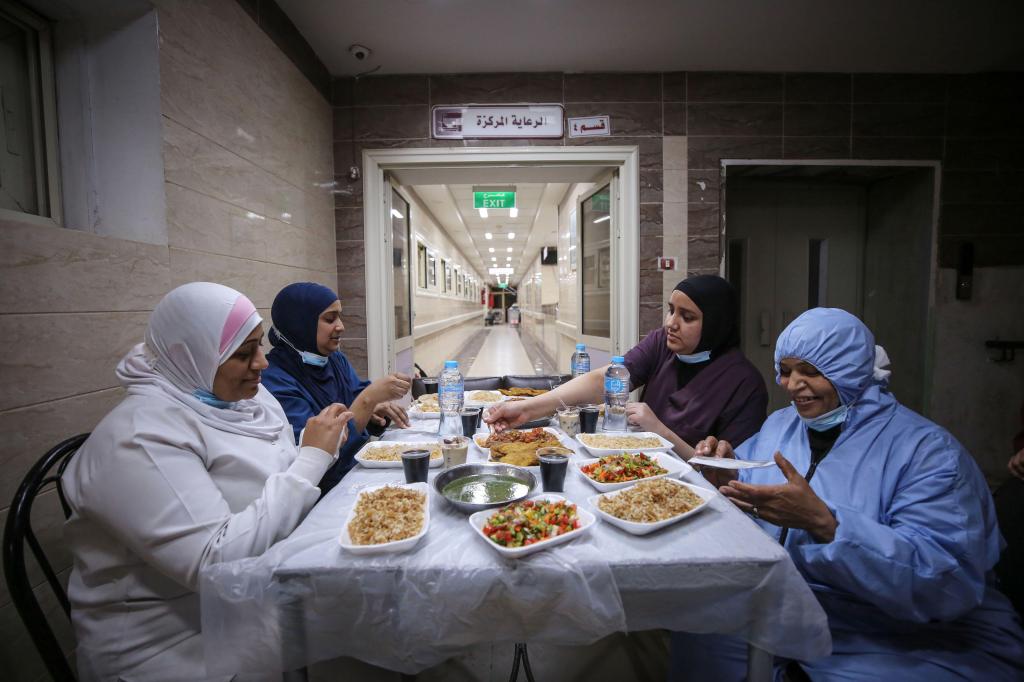 Photos of Muslims Across the World Breaking Their Fast in the Last Days of Ramadan