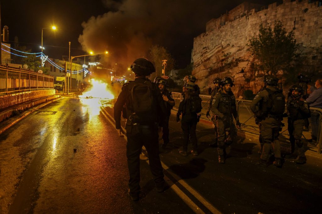 توتر، عنف، اشتباكات.. كيف قام الإعلام بتغطية ما يجري في فلسطين؟