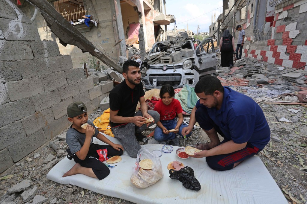 Palestinians Are Returning Home to Piles of Rubble Following the Gaza Ceasefire